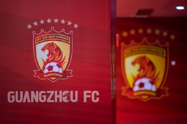 现在我们必须等到骨头愈合，等到他能够忍受疼痛，因为这相当痛苦。